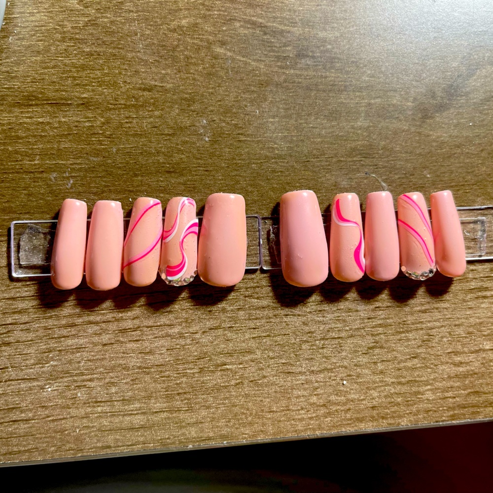 Pink Nails - Picture 1 of 2